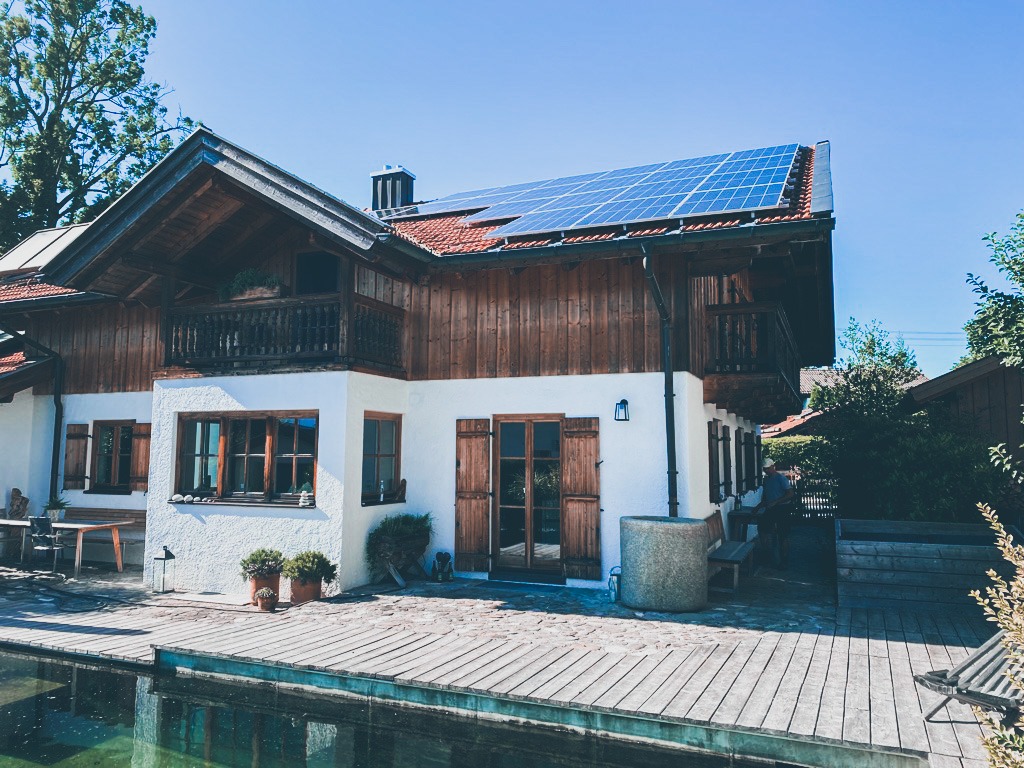 Bauernhaus mit moderner Solaranlage