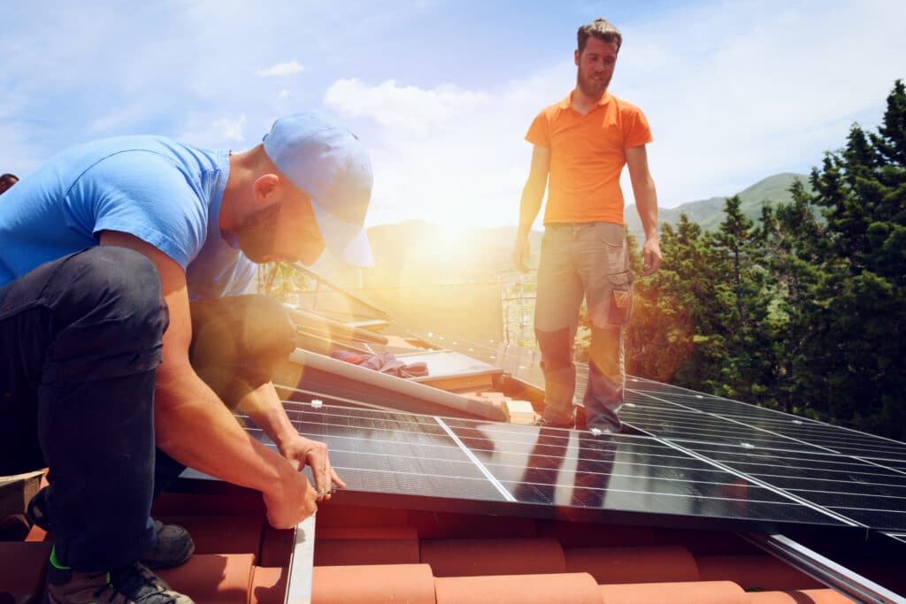 Männer installieren Solarmodule