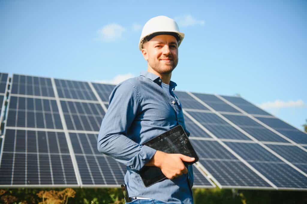 Mann vor Solarmodulen