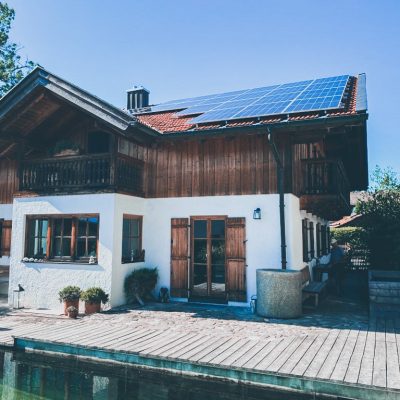 Bauernhaus mit moderner Solaranlage